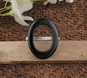 แหวนเงินแท้ 925 ประดับพลอยสีม่วงห้าเม็ด ดีไซน์แบบฝังหนามเตย ประดับด้วยพลอยออนิกซ์สีดำธรรมชาติ  แหวนประจำเดือนเกิดเดือนกุมภาพันธ์ - Product Image 3