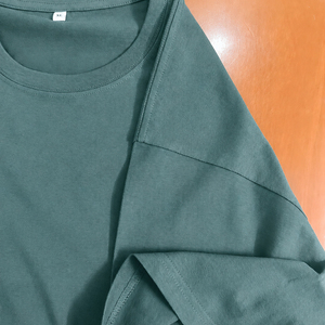 เสื้อยืดคอกลมแขนสั้นสีเทาเข้มสำหรับผู้ชาย ผ้าฝ้าย 100% ทรงปกติ สีพื้น แบบเรียบง่าย สไตล์ลำลอง ผ้าถัก ย้อมสีแบบทูบูลาร์ - Product Image 3
