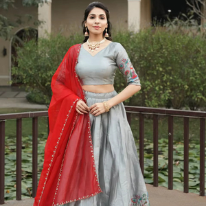 Magnifique Lehenga Choli en soie grise avec bordure tissée Kalamkari et travail Zari – Tenue ethnique indienne traditionnelle pour l'exportation - Product Image 1
