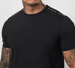 Conjunto de 2 piezas de camiseta y pantalones cortos a rayas negras personalizados para hombre, ideal para entrenamiento informal, transpirable, de corte ajustado, traje premium de verano - Product Image 2