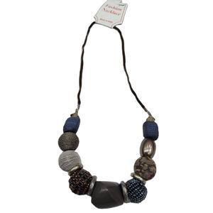 Pendentifs de collier circulaires en résine de petite taille, écologiques, de qualité supérieure, faits à la main, avec motif sculpté unique, style amour, pour la rentrée scolaire - Product Image 1