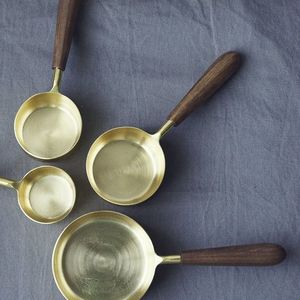 Juego de Tazas Medidoras Tradicionales de Cobre Puro con Agarre de Madera para Cocina y Repostería, Proveedor Mayorista a Granel en India - Product Image 1