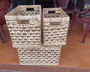 Panier de rangement moderne en jacinthe d'eau tressée naturelle, éco-responsable et fait main, pour la décoration intérieure, l'hôtellerie et les centres de villégiature - Product Image 2