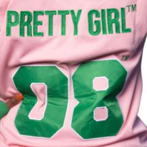 Maillot de hockey unisexe rose et vert coupe oversize avec lettres grecques brodées – Haut streetwear premium - Product Image 5
