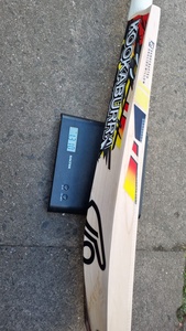 BATES DE BÉISBOL DE MADERA DE SAPO ENGLÉS CON MANOJERA CORTA KOOKABURRA - Product Image 3