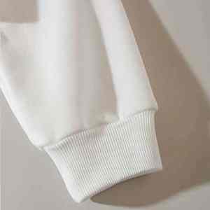 Hoodie court en gros pour femme, léger, à manches longues, en tissu doux, coupe décontractée pour le streetwear, la gym et les tenues quotidiennes - Product Image 5