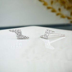 Pendiente de Oro Sólido de 14K con Diamante en Forma de Rayo, Diamante Cultivado en Laboratorio, Pendiente Elegante y Único para Mujer, Pieza Individual - Product Image 5