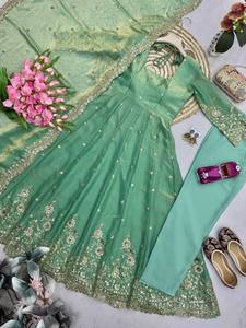 Costume Anarkali vert brodé avec dupatta, tenue traditionnelle indienne et pakistanaise pour femmes, coupe ample, longueur midi, en soie, pour mariage - Product Image 5