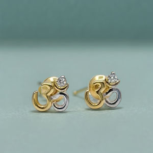 Elegantes Pendientes de Oro de 22K con Diseño de Om y Diamantes, Joyería Espiritual y Elegante para Mujer, Uso Diario - Product Image 3