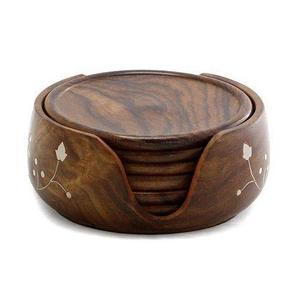 Posavasos de madera con diseño clásico y pulido para mesa en hogares y restaurantes. - Product Image 2