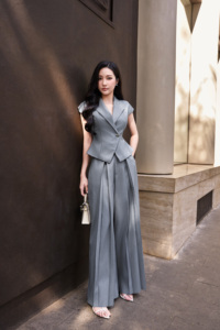 Chaleco Elegante Gris para Mujer con Solapa Entallada, Manga Casquillo, Lazos en la Espalda y Peplum, de Poliéster y Spandex, NERINA (ODM/OEM) - Product Image 2