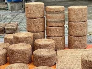 Pouf artisanal vietnamien en jacinthe d'eau, fabriqué à partir de fibres végétales naturelles, pour assise, repose-pieds, décoration intérieure et usage domestique. - Product Image 1