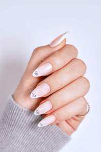 Lot de faux ongles à presser en ABS, style français élégant et minimaliste, avec nœud et décoration dorée, longueur amande, couleur nude, usine OEM - Product Image 6
