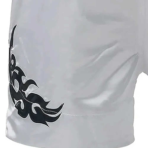 Shorts de boxe Muay Thai unisexe blancs avec broderie dorée, motif tribal noir, logo extensible sur le devant, coupe régulière, séchage rapide, polyester - Product Image 6