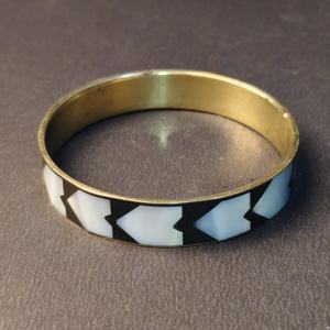Brazalete Moderno Monocromático con Incrustaciones de Madreperla y Resina Negra – Brazalete con Patrón Chevron y Forro de Latón – Joyería Premium de Concha - Product Image 5