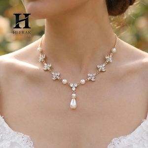 Collier de perles avec diamant de laboratoire taille marquise, grappe florale, chaîne de perles rondes alternées et pendentif perle goutte d'eau - Product Image 1
