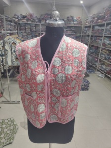 เสื้อกั๊กผ้าควิลท์ลายดอกไม้สีชมพู คอวี แขนกุด มีกระเป๋าปะ ผ้าฝ้ายทอ เสื้อแจ็คเก็ตสำหรับฤดูใบไม้ผลิ ของขวัญสำหรับเธอ - Product Image 1
