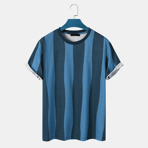 เสื้อยืดคอกลมแขนสั้นลายทางสีน้ำเงินทรงโอเวอร์ไซส์สำหรับผู้ชาย ผ้าถักนิตติ้ง 100% คอตตอน สวมใส่สบาย ระบายอากาศได้ดี ป้องกันการเป็นขุย - Product Image 1