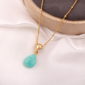 Collar minimalista con colgante de amazonita natural en forma de pera, cadena de latón chapada en oro de 18k con cuentas y cierre de mosquetón. - Product Image 2