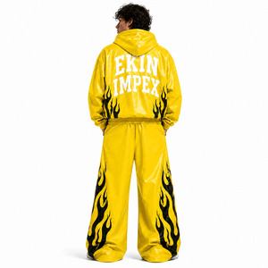 Ensemble deux pièces streetwear pour homme : survêtement en cuir PU jaune avec logo personnalisé, sweat à capuche imprimé flamme noire et pantalon large ample - Product Image 2