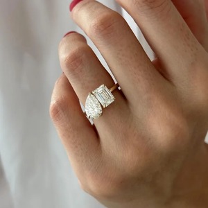 แหวนเพชรเม็ดมะม่วงหิมพานต์สีเขียวมรกต แหวนสองเม็ด ทองคำขาว 18k รับรองโดย IGI ความใส VVS แหวนแต่งงาน/หมั้นสำหรับผู้หญิง ดีไซน์ทันสมัย - Product Image 1