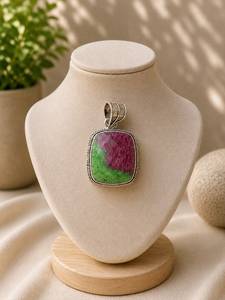 Pendentif en zoïsite, rubis et argent pour mariage - Style original unisexe - Product Image 4