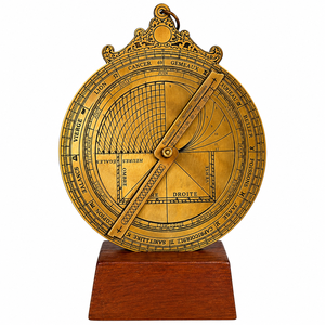 Astrolabio de Latón Vintage con Base de Madera, Instrumento Astronómico Antiguo, Decoración Náutica para Escritorio - Product Image 3