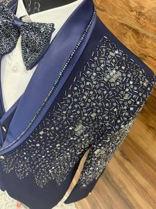 Costume de smoking pour homme grande taille, respirant, bleu marine, brodé de sequins, en viscose, avec revers châle et gilet - Product Image 4