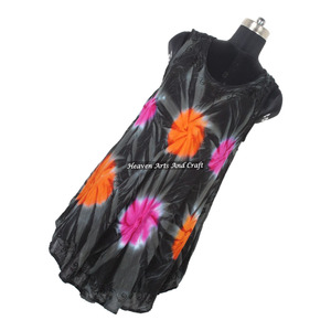 Exportadores y proveedores de vestidos de rayón con estampado Tie & Dye de Jaipur. Nuevo y atractivo vestido largo abierto con estampado Tie Dye para damas. - Product Image 3
