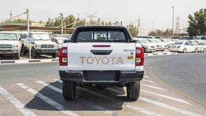 Toyota Hilux D-Cab GR-Sport 2.8D 2024 d'occasion en bon état, boîte manuelle/automatique, pick-up, sièges en cuir, intérieur foncé, essence, conduite à gauche - Product Image 2