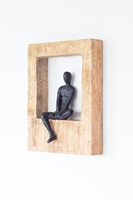 Sculpture murale artisanale en bois de manguier avec figurine abstraite d'homme grimpant, décoration artistique rustique moderne pour la maison