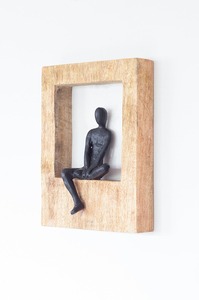 Sculpture murale artisanale en bois de manguier avec figurine abstraite d'homme grimpant, décoration artistique rustique moderne pour la maison - Product Image 4