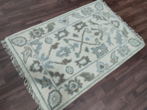 Alfombra Tejida a Mano Estilo Turco, Alfombra Rectangular Geométrica en Tonos Crema, Azul y Verde con Flecos para Sala de Estar - Product Image 1
