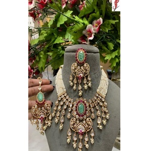 Exquisito Juego de Collar, Pendientes y Tikka de Latón Chapado en Oro de Alta Calidad con Aspecto de Polki para Bodas y Fiestas para Mujer - Product Image 1