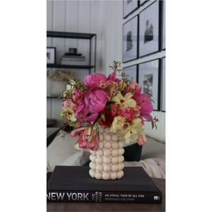 Jarrón de Metal Hecho a Mano con Diseño de Burbujas - Florero Decorativo Blanco con Cuentas para Decoración Moderna del Hogar, Centro de Mesa de Lujo - Product Image 1