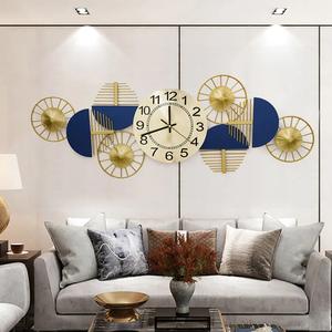Horloge murale en métal de style moderniste améliorant à la fois l'esthétique et la praticité, sa surface métallique reflète la maîtrise artisanale et l'attention à la finition. - Product Image 3