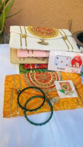 Célébrez l'élégance festive avec un coffret cadeau en cuir Bandhani fait à la main, magnifiquement conçu pour la tradition - Product Image 2