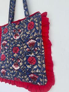 Sac fourre-tout en coton matelassé imprimé à la main style bohème vintage avec fermeture éclair, bordure à volants et longues poignées pour le shopping - Product Image 3