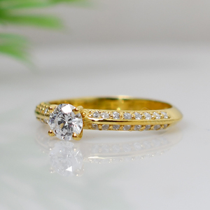 Conjunto de Anillos Redondos con Detalles de Moissanita, Plata de Ley 925, Conjunto de Anillos de Compromiso y Boda para Mujer - Product Image 4