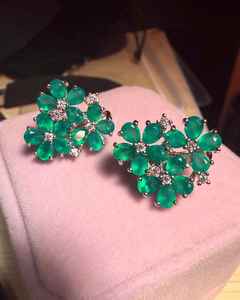 Boucles d'oreilles clous florales en spinelle émeraude et moissanite, dos en argent sterling 925, bijoux fins de luxe pour femme - Product Image 1