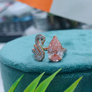 Anillo de diamantes con corte pera y piedras laterales en oro rosa, diseñado para una elegancia atemporal, un brillo suave y romántico, y un lujo gracioso. - Product Image 1