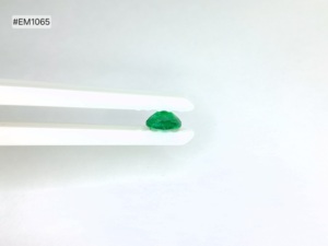 พลอยมรกตสีเขียวแซมเบียทรงหัวใจ น้ำหนัก 1.14 กะรัต คุณภาพพรีเมียม ความใสระดับดี เหมาะสำหรับทำแหวนและจี้ - Product Image 5