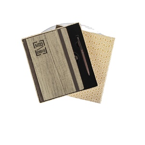 Juego de cuaderno y bolígrafo de madera A5, diario personalizado con cierre elástico disponible en tapa dura para Año Nuevo, precio al por mayor - Product Image 1