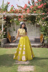 Lehenga Choli Moderno Estilo Navratri para Adultos, Corte en A, Largo hasta el Suelo, con Trabajo Elaborado y Espejos Reales - Product Image 2