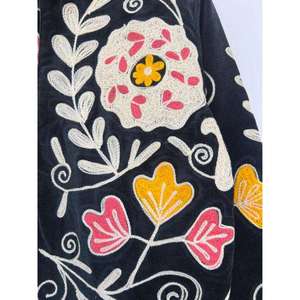 Chaqueta Suzani de Terciopelo Bordada con Flores Negras Hecha a Mano para Mujer, Chaqueta Bohemia Negra de Corte Holgado, Ropa de Abrigo de Invierno para Mujer - Product Image 4