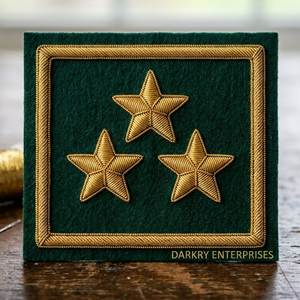 Parche bordado hecho a mano con forma de estrella y hilo de oro, emblema personalizado en forma de escudo sobre tela verde para trajes, chaquetas y insignias - Product Image 3