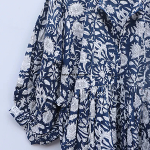 Belle robe en coton à motifs floraux, imprimée à la main, pour un usage décontracté. - Product Image 5