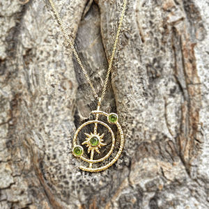 Collar de latón chapado en oro hecho a mano con peridoto y cuarzo, colgante de sol celestial con diseño de órbita del sistema solar, joyería para mujer para cóctel - Product Image 5