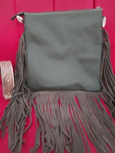Bolso Bandolera Unisex de Cuero Vacuno Estilo Western con Diseño Floral Grabado a Mano, 20-36L, Impermeable, Antirrobo, Disponible en Stock - Product Image 4