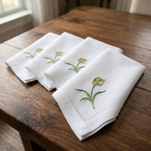 Serviettes de table en coton blanc brodées personnalisées, motif tulipe verte, réutilisables, durables, lavables, avec ourlet festonné, pour la maison et les mariages - Product Image 3